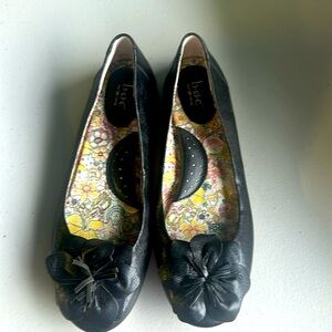 B.O.C. Women's Leather Upper Ballet Flat w/Flower Design on Vamp-Black 10/42
